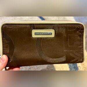 United Colors of Benetton brown EUC wallet. Rare.